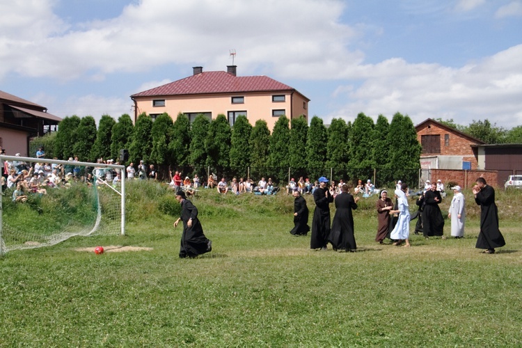 Wspólnota III 37. PPK w drodze na Jasną Górę. Tańce i mecz na postoju