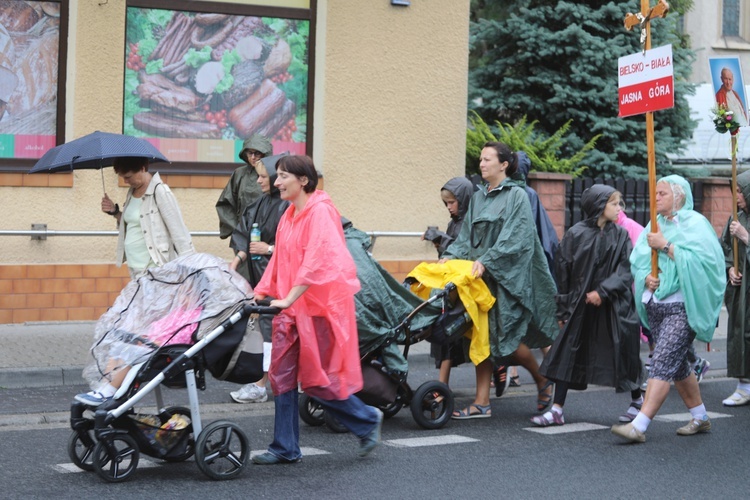 26. pielgrzymka z Hałcnowa na Jasną Górę - w Wilamowicach - 2017