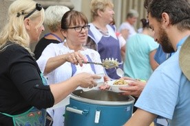 Chętnych na wilamowickie łazanki nie brakowało...