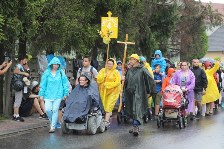 26. pielgrzymka z Hałcnowa na Jasną Górę - w Bielanach - 2017