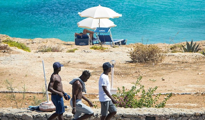 Imigranci z Afryki spacerujący ulicami Lampedusy to widok, do jakiego mieszkańcy zdążyli przywyknąć.