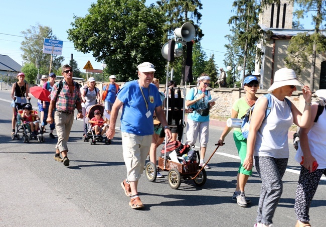 Kolumna skarżyska na szlaku pielgrzymkowym