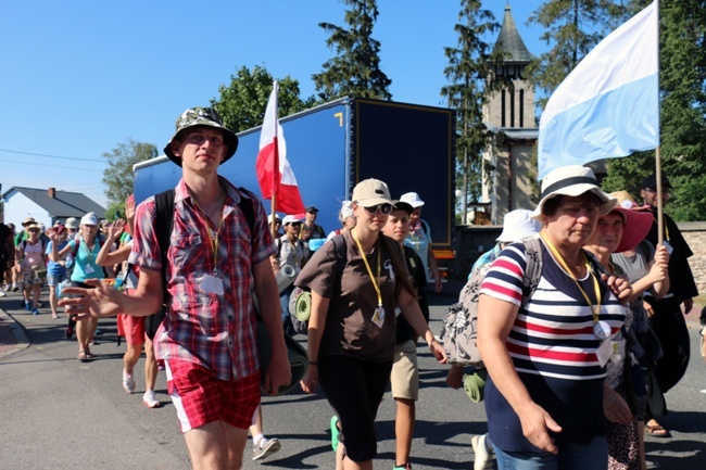 Kolumna skarżyska na szlaku pielgrzymkowym