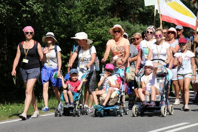 Kolumna skarżyska na szlaku pielgrzymkowym