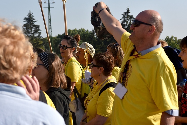 Prezentacja grup i Msza św. pod przewodnictwem bp. Ignacego Deca.