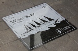 Nowa tablica poświęcona "Wind Surf" w gdyńskiej Alei Statków Pasażerskich  