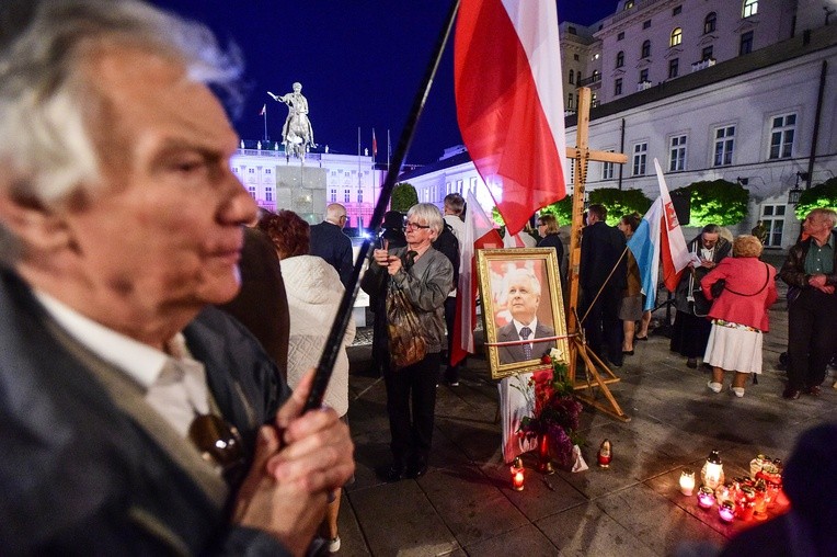 - Chcemy spokojnie uczcić pamięć o naszych bliskich - mówiły przed lipcową miesięcznicą rodziny ofiar katastrofy w Smoleńsku. Od kilku miesięcy comiesięcznym obchodom towarzyszą akty agresji i kontrmanifestacje