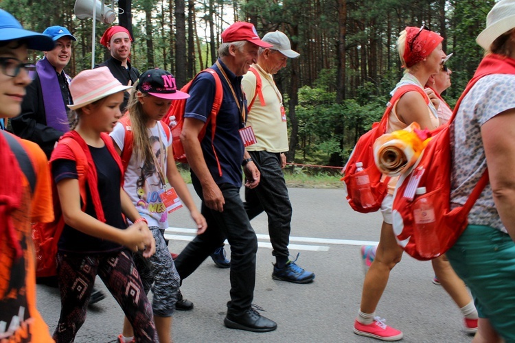 Starsi pielgrzymi w drodze na Jasną Górę