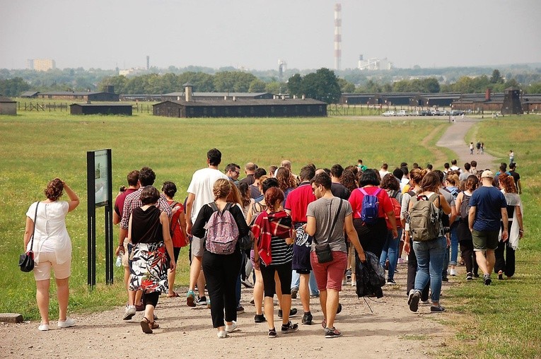 Zwiedzanie byłego obozu na Majdanku w weekend za darmo