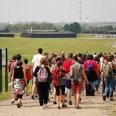 Zwiedzanie byłego obozu na Majdanku w weekend za darmo