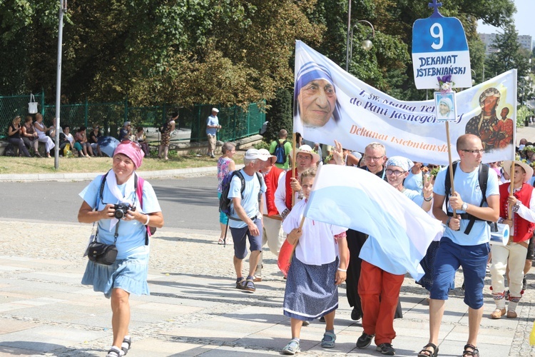 Powitanie 26. Pielgrzymki Diecezji Bielsko-Żywieckiej - grupy hałcnowskie - na Jasnej Górze - 2017