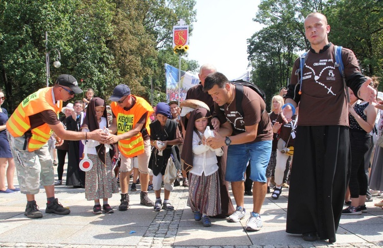 Mali pątnicy andrychowscy wypuścili trzy białe gołębie, wchodząc na wały jasnogórskie