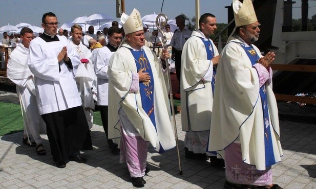 Biskupi Piotr Greger i Tadeusz Zbigniew Kusy OFM rozpoczymają liturgię na Jasnej Górze