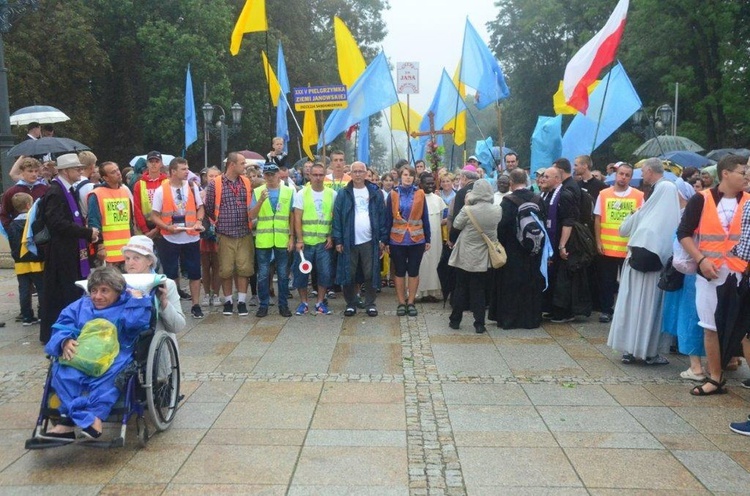 Wejście pielgrzymów na Jasną Górę