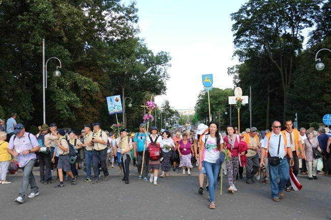 Pielgrzymka diecezji radomskiej - kolumny radomskie