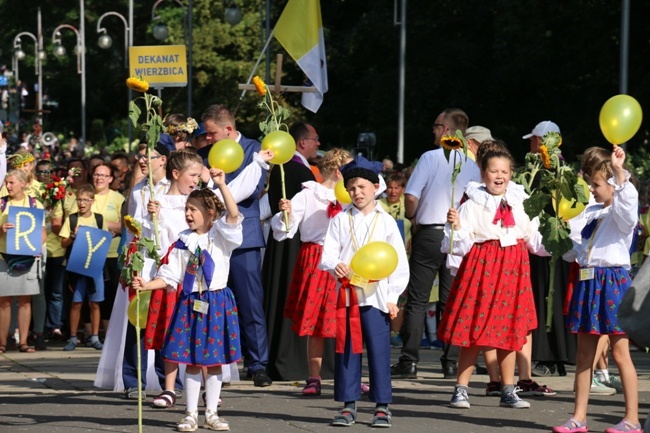 Pielgrzymka diecezji radomskiej - kolumny radomskie