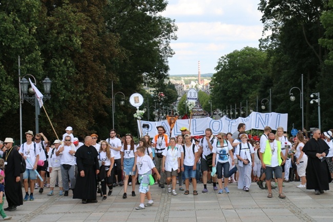 Pielgrzymka diecezji radomskiej - kolumny radomskie