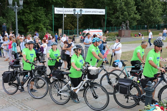 Pielgrzymka diecezji radomskiej - kolumny radomskie