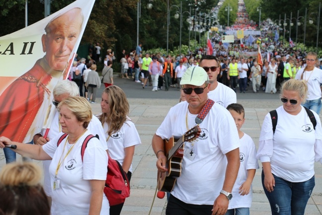 Pielgrzymka diecezji radomskiej - kolumny radomskie