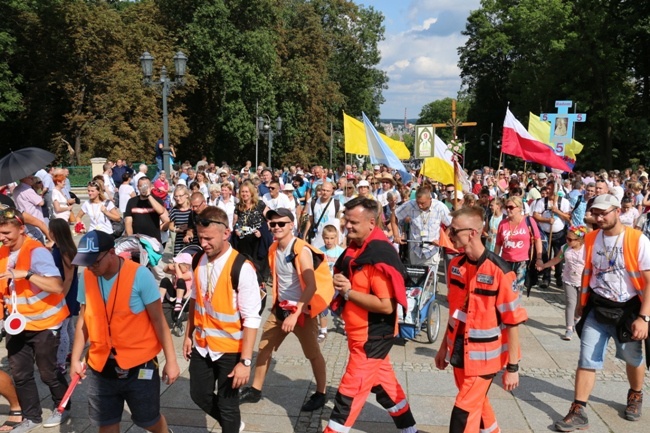 Pielgrzymka diecezji radomskiej - kolumny radomskie