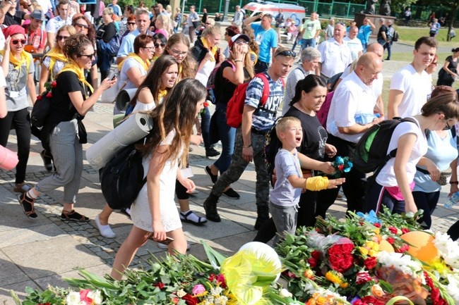 Pielgrzymka diecezji radomskiej - kolumny radomskie