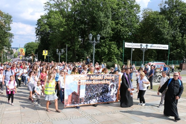 Pielgrzymka diecezji radomskiej - kolumny radomskie