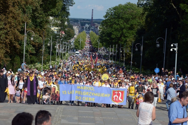 Pielgrzymka diecezji radomskiej - kolumny radomskie