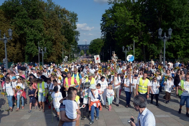 Pielgrzymka diecezji radomskiej - kolumny radomskie