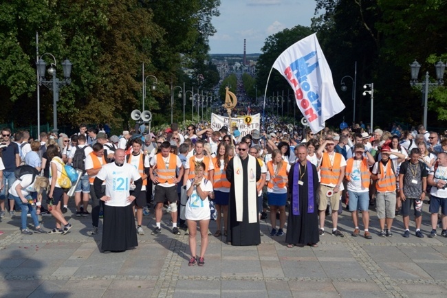 Pielgrzymka diecezji radomskiej - kolumny radomskie