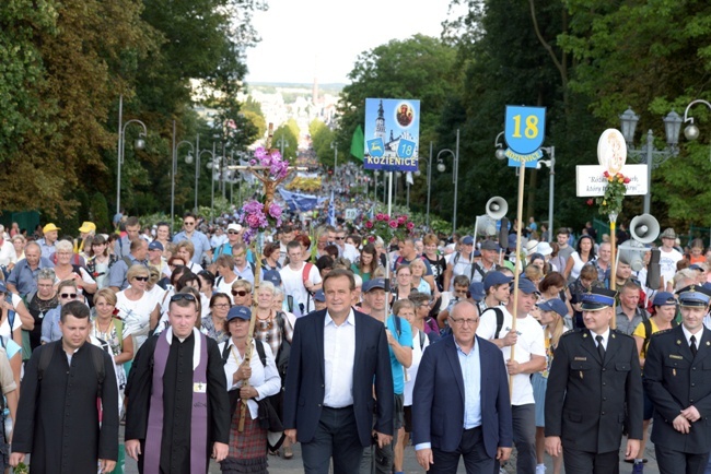 Pielgrzymka diecezji radomskiej - kolumny radomskie