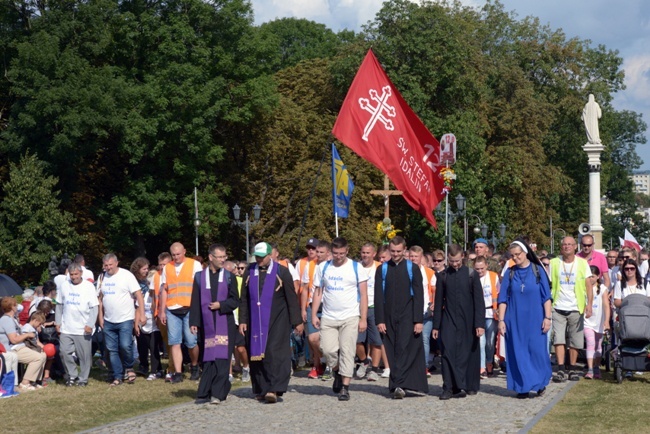 Pielgrzymka diecezji radomskiej - kolumny radomskie