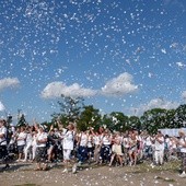 Konfetti dla Matki Bożej. Każda grupa, wchodząc na Jasną Górę, starała się podkreślić swoją radość i wyjątkowość