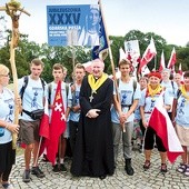 Podczas wizyty  w Częstochowie  bp Wiesław prowadził serdeczne rozmowy z pątnikami.