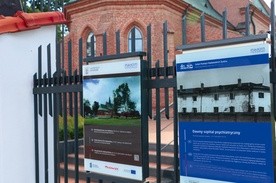 Tablica na ogrodzeniu kościoła św. Wacława przypomina,  że w tym miejscu zgromadzono Żydów przed transportem  do Treblinki.