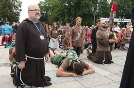 ▲	Najszczęśliwszym momentem po wielu dniach pokutnej wędrówki jest przyjście do Maryi.