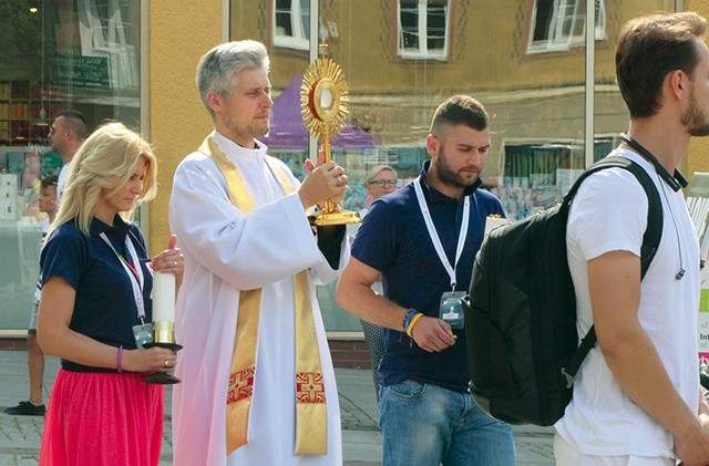 	Ks. Paweł Zięba wniósł na starówkę Najświętszy Sakrament. 