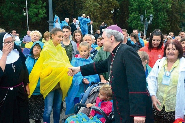 Pielgrzymów witał bp Krzysztof Nitkiewicz. 