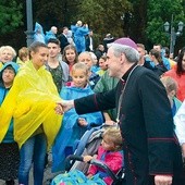 Pielgrzymów witał bp Krzysztof Nitkiewicz. 