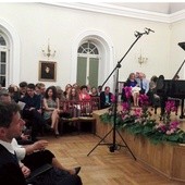 Wypełniona po brzegi sala w oczekiwaniu na kolejny koncert.