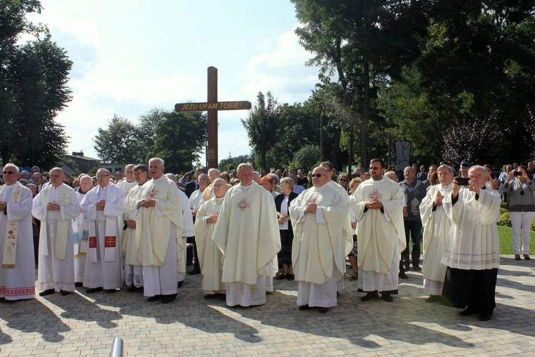 Poświęcenie nowego kościoła w Olszynie