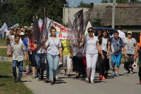 Pątnicy do Jarosławic docierają na Mszę św. o 12.00