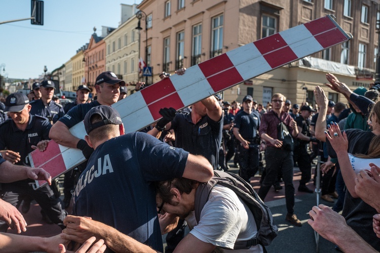 Marsz narodowców i blokady antyfaszytów