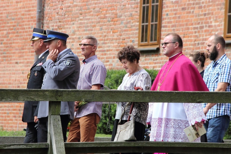 Nałożenie paliusza abp. Józefowi Górzyńskiemu