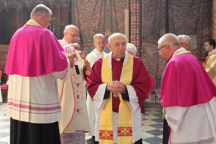 Nałożenie paliusza abp. Józefowi Górzyńskiemu