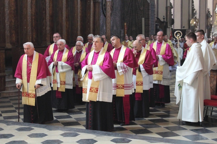 Nałożenie paliusza abp. Józefowi Górzyńskiemu