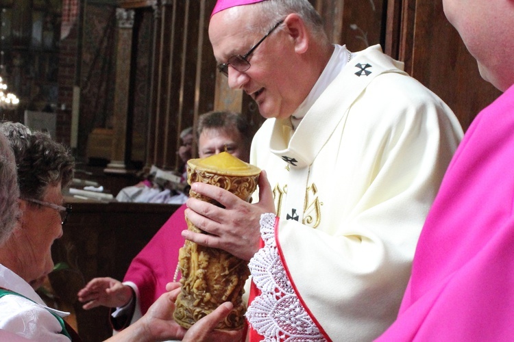 Nałożenie paliusza abp. Józefowi Górzyńskiemu