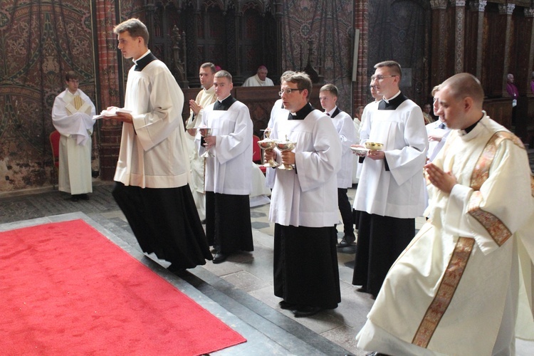 Nałożenie paliusza abp. Józefowi Górzyńskiemu