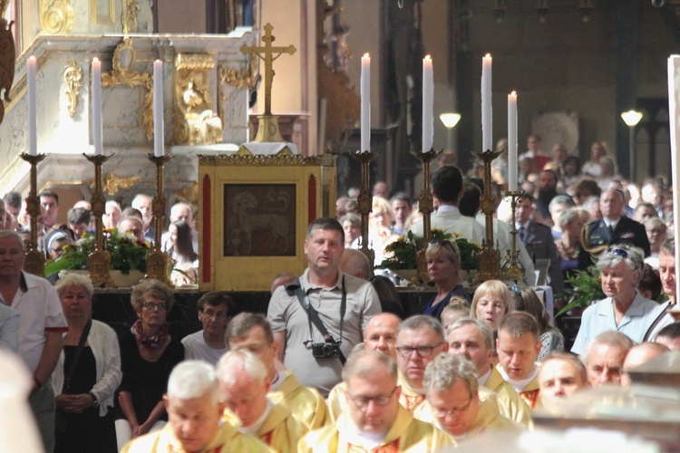 Nałożenie paliusza abp. Józefowi Górzyńskiemu