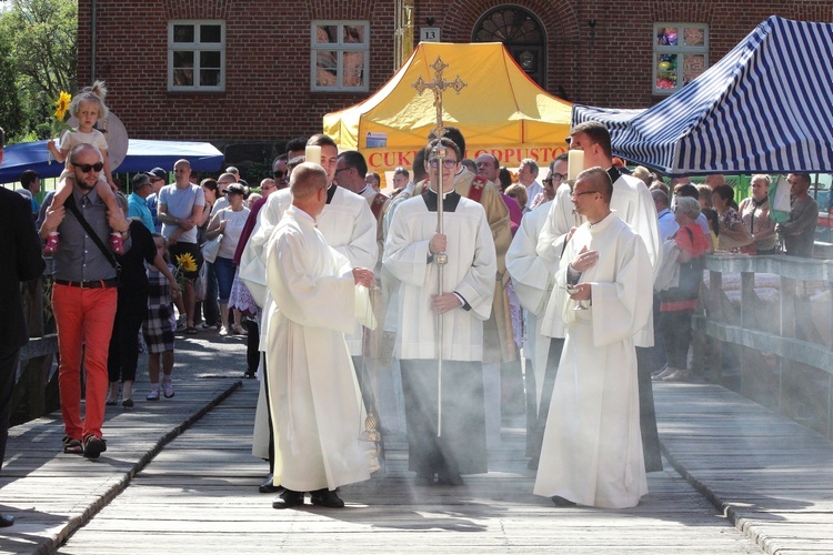 Nałożenie paliusza abp. Józefowi Górzyńskiemu