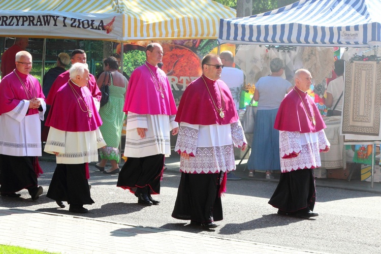 Nałożenie paliusza abp. Józefowi Górzyńskiemu